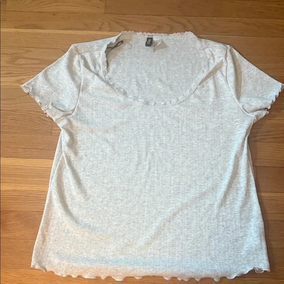 Divided Light Gray Scalloped Top - Picture 2 of 2